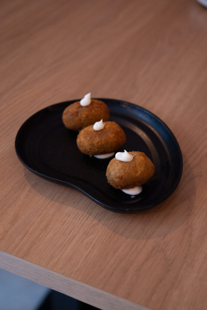 croquetas de cola de toro - gastronomia-de-andalucia-tapas-mediterraneas