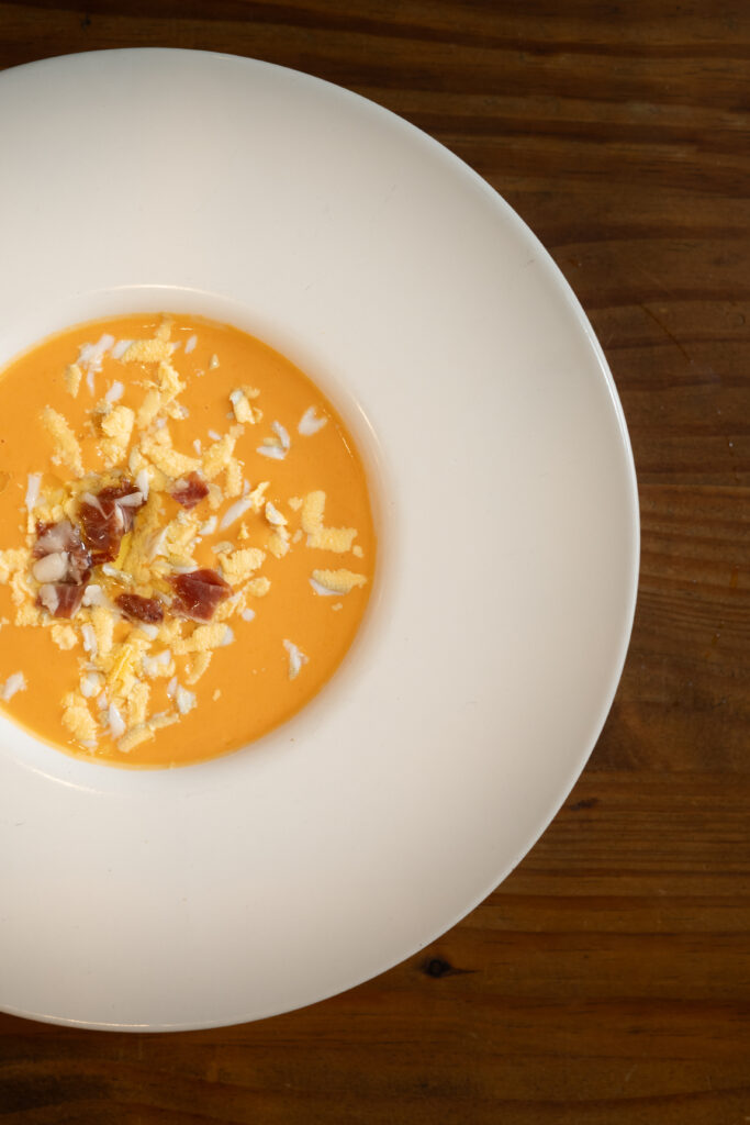 Salmorejo con huevo y jamon